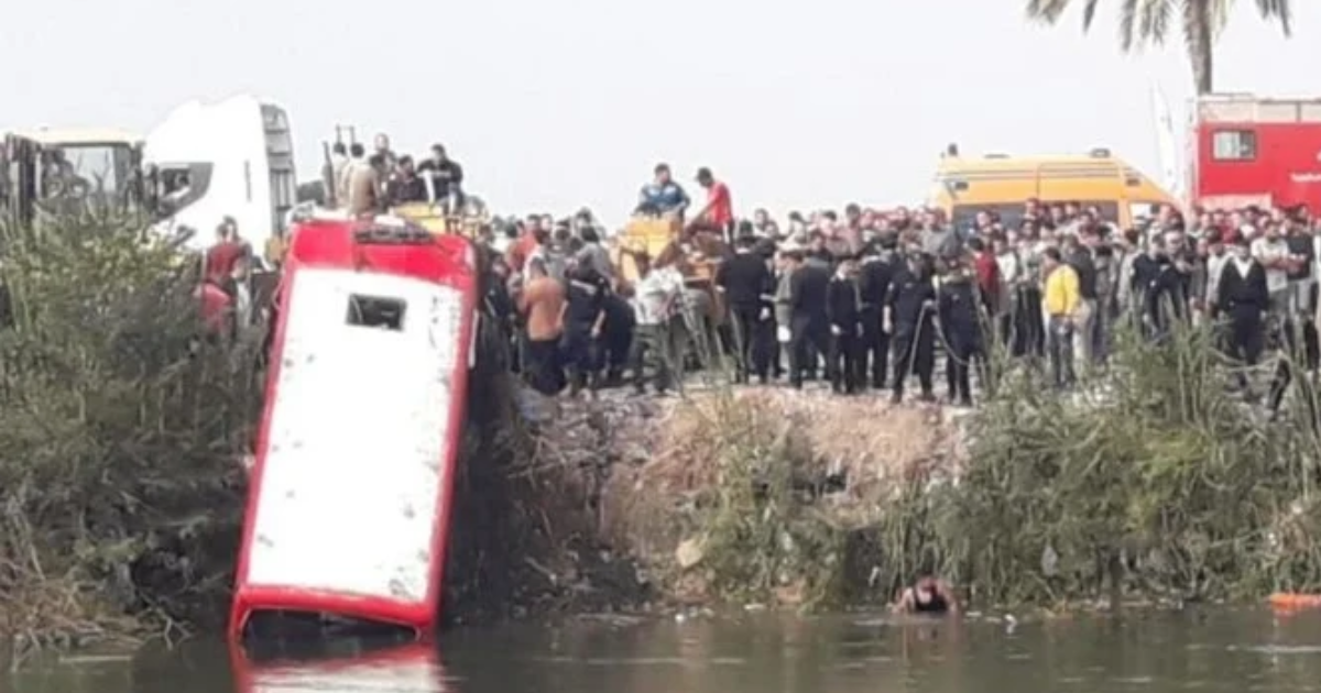 22 killed as minibus falls into canal in Egypt